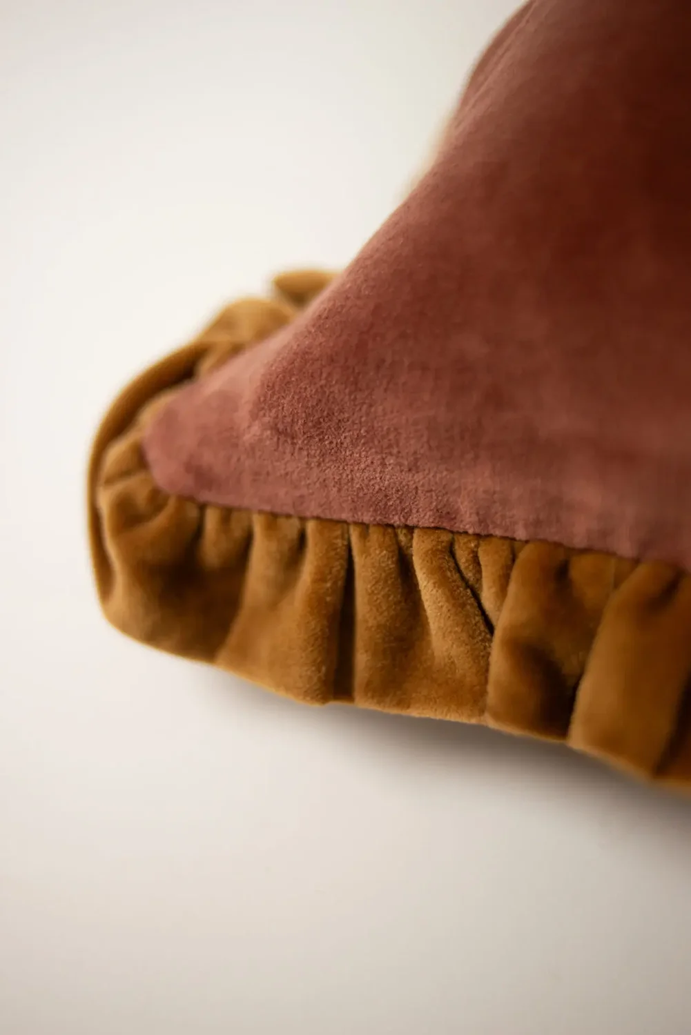 Kuddfodral Doris rostrosa/kamel 30×50 cm