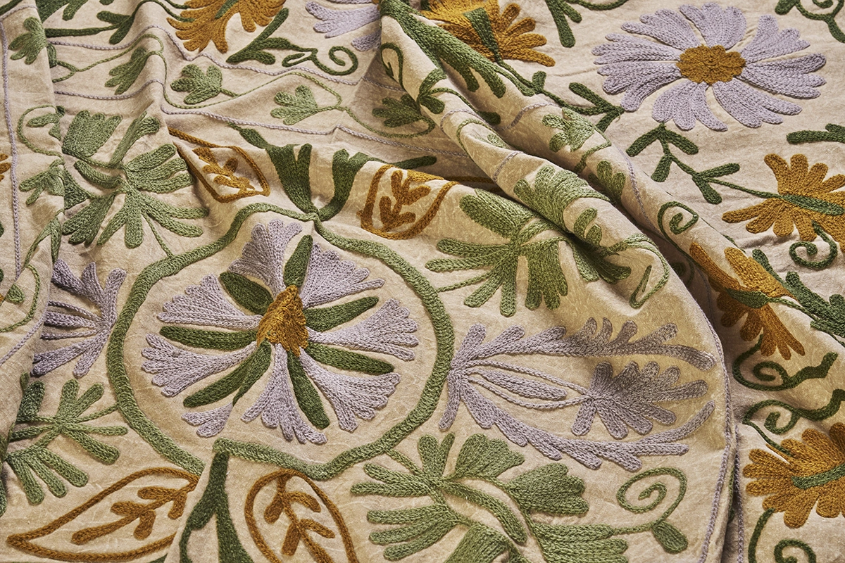 Suzani broderad pläd – Camel, 130x180 cm