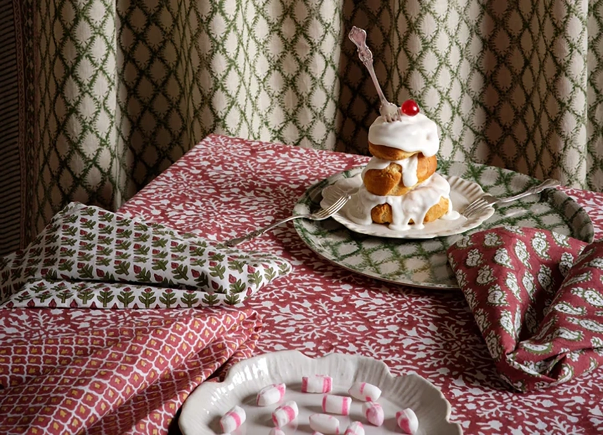 Bordsduk Snowflake - röd, Ø220 cm