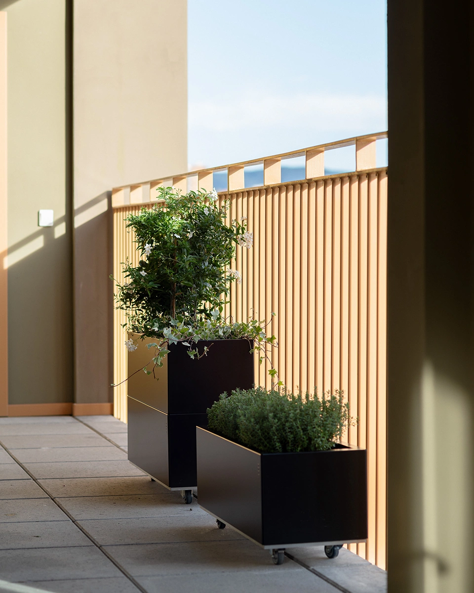 BEDD odlingslåda med ben/hjul - Svart, 60x40xH25 cm