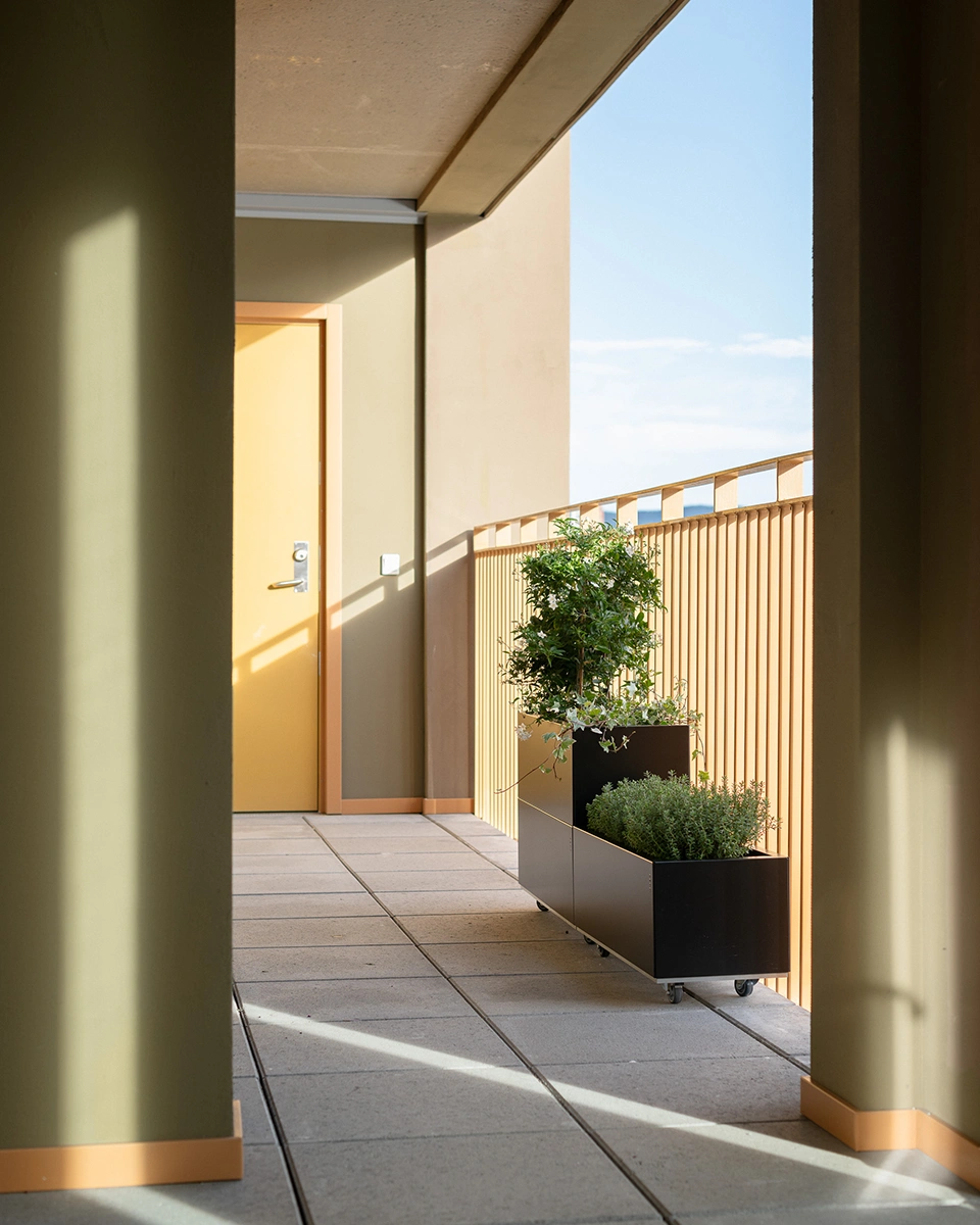 BEDD odlingslåda med ben/hjul - Svart, 60x40xH25 cm