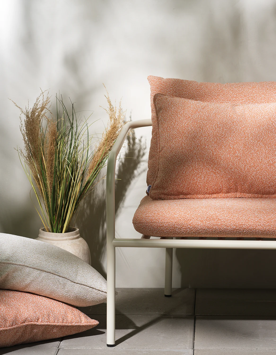 Bendt fåtölj pärlvit/Teddy orange