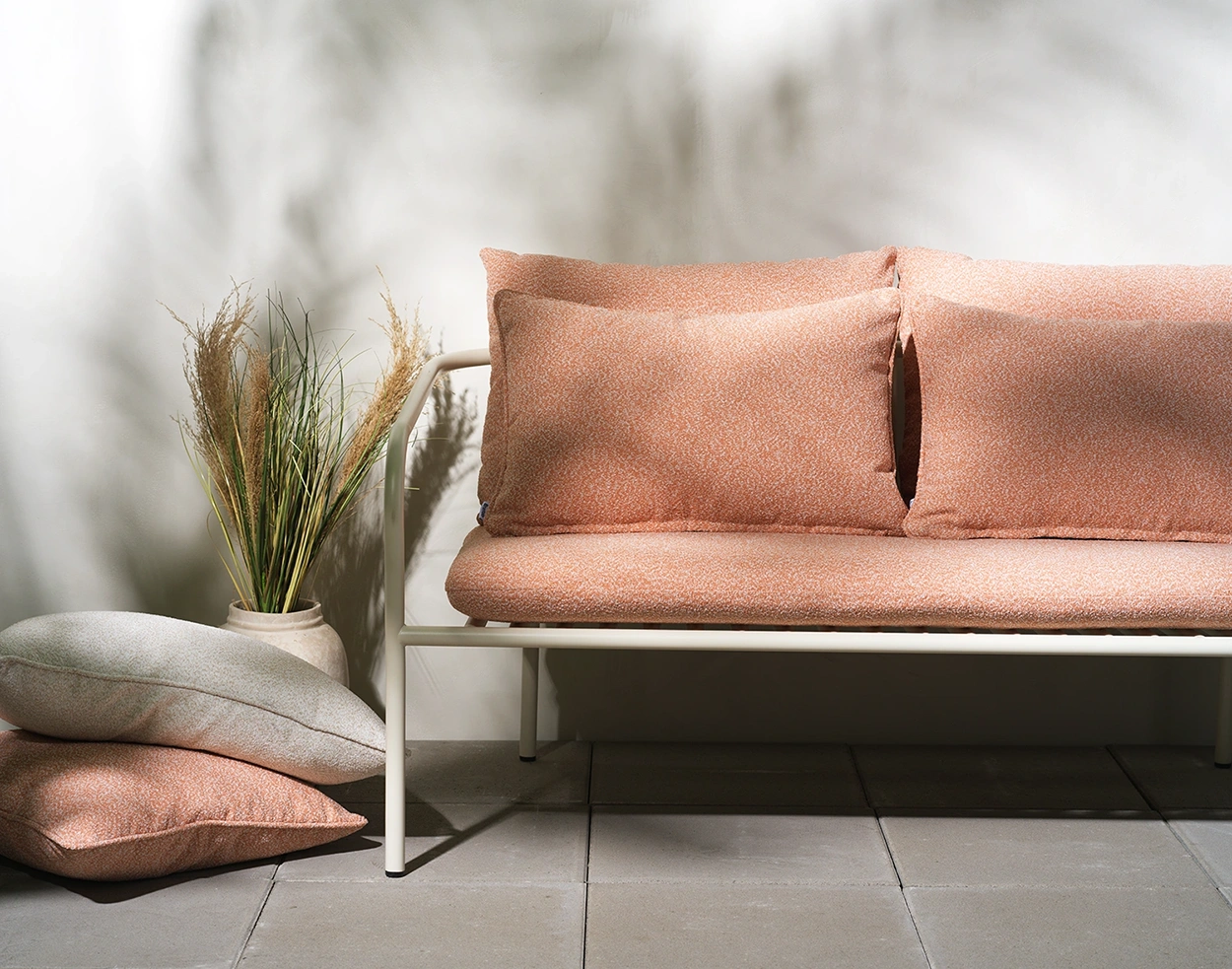 Bendt 2-sitssoffa pärlvit/teddy orange