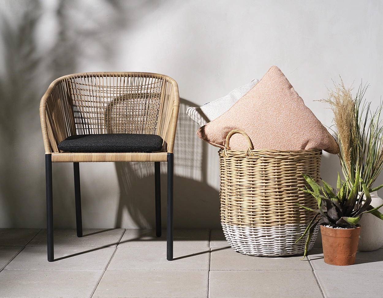 Delta karmstol – svart/natur konstrotting