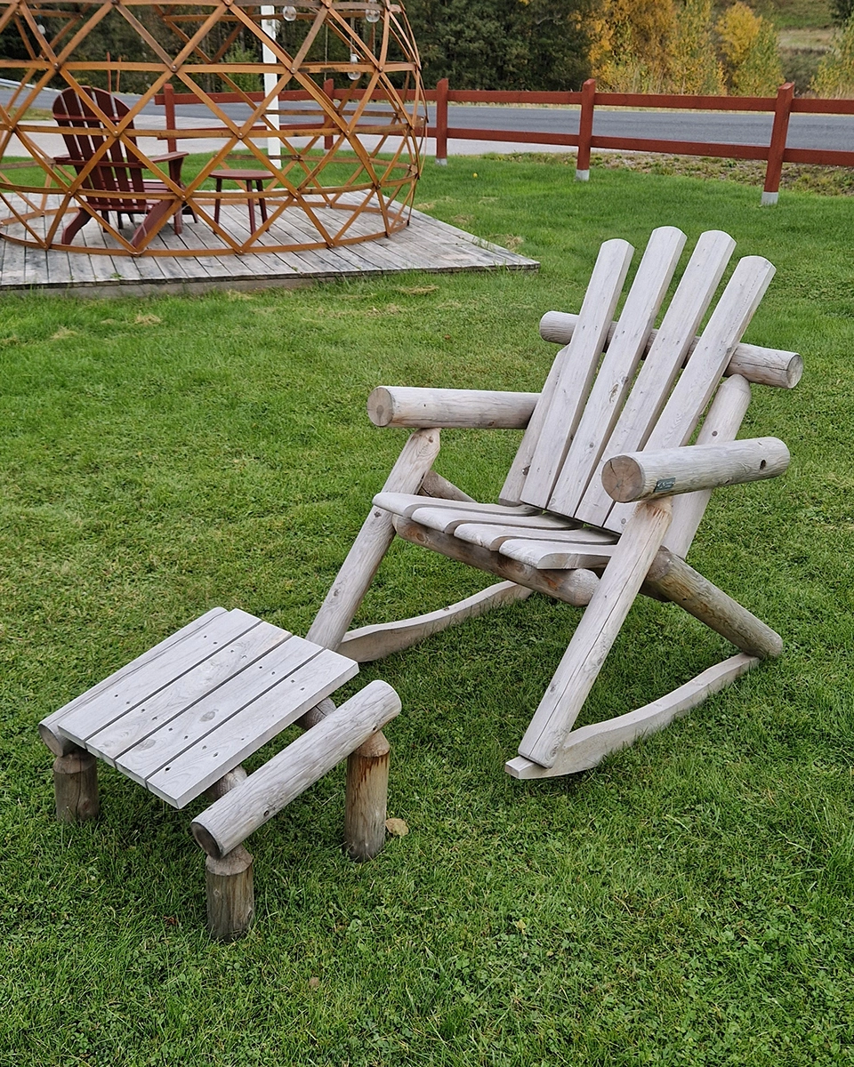 Log gungstol och fotpall - cederträ