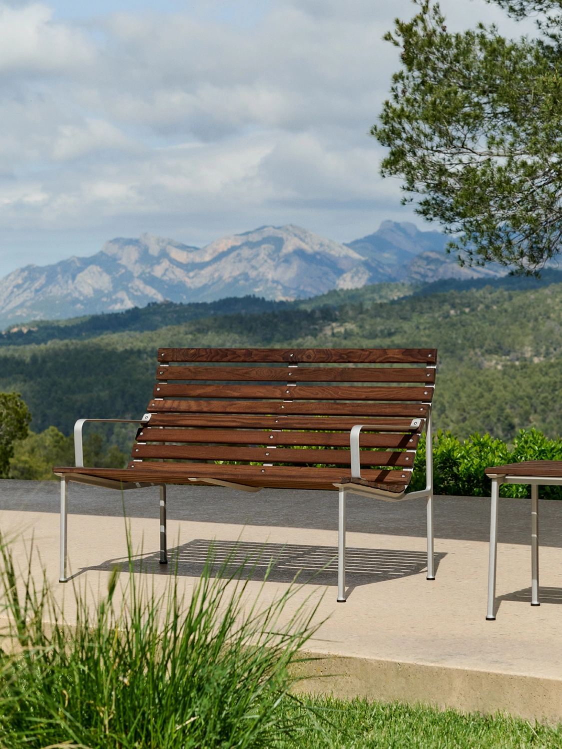 Traverse loungesoffa med karm värmebehandlad ask