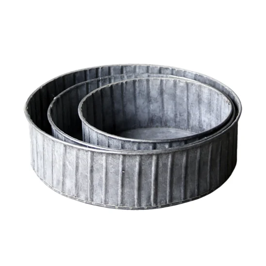 Tre stycken zinkkrukor med räfflad kant staplade i varandra.