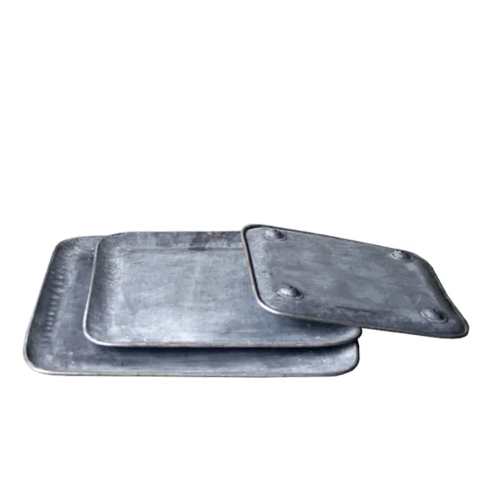 Tre stycken fyrkantiga Lee plåtfat.