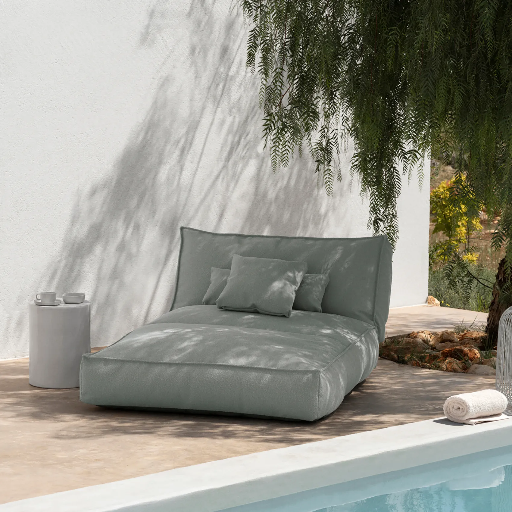 Stay dagbädd i tyget ocean, fotat precis bredvid en pool.