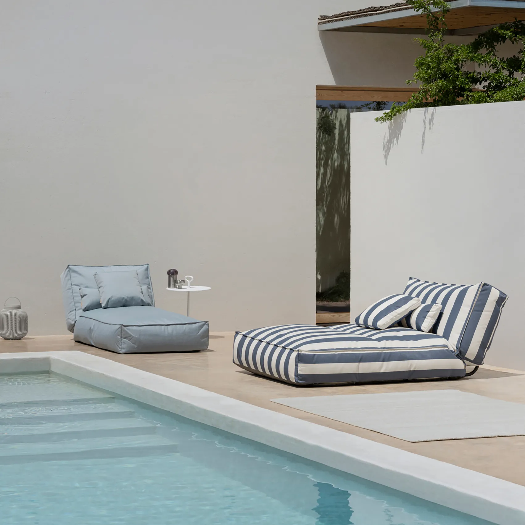 Stay dagbäddar vid en pool, ena är en 1-sits i tyget ocean.