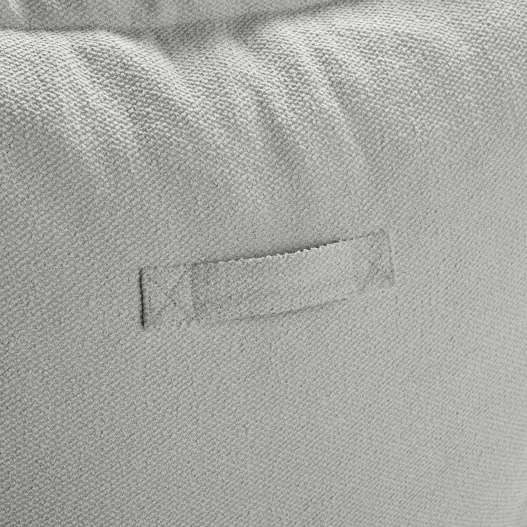 Närbild på handtaget till Blomus Grow fåtölj i bouclé cloud.