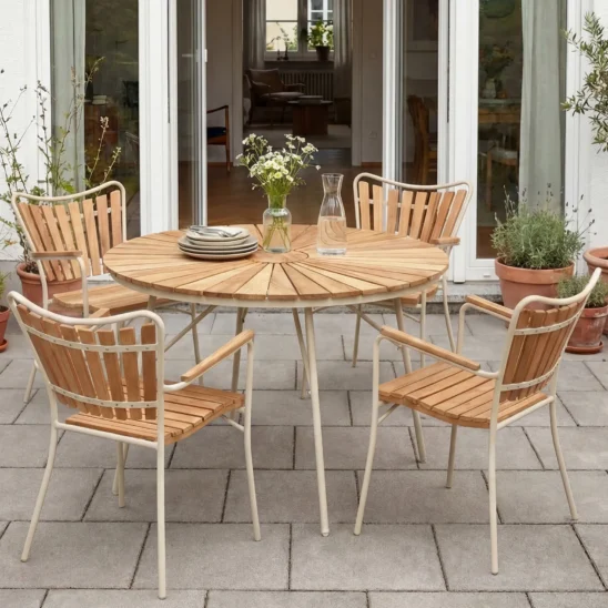 Cinas Ellen matgrupp i färgen teak/sand Ø110 cm