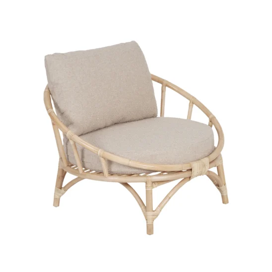 Sienna fåtölj i naturrotting med dynor i beige bouclé.