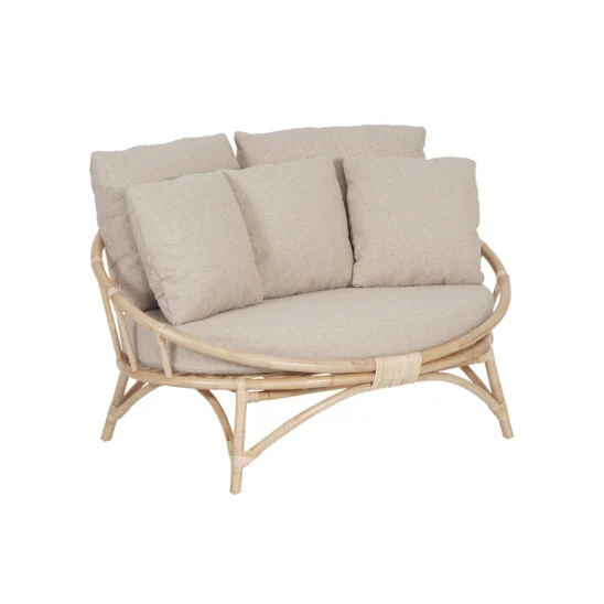 Sienna 2-sits rottingsoffa med dynor i beige bouclétyg.