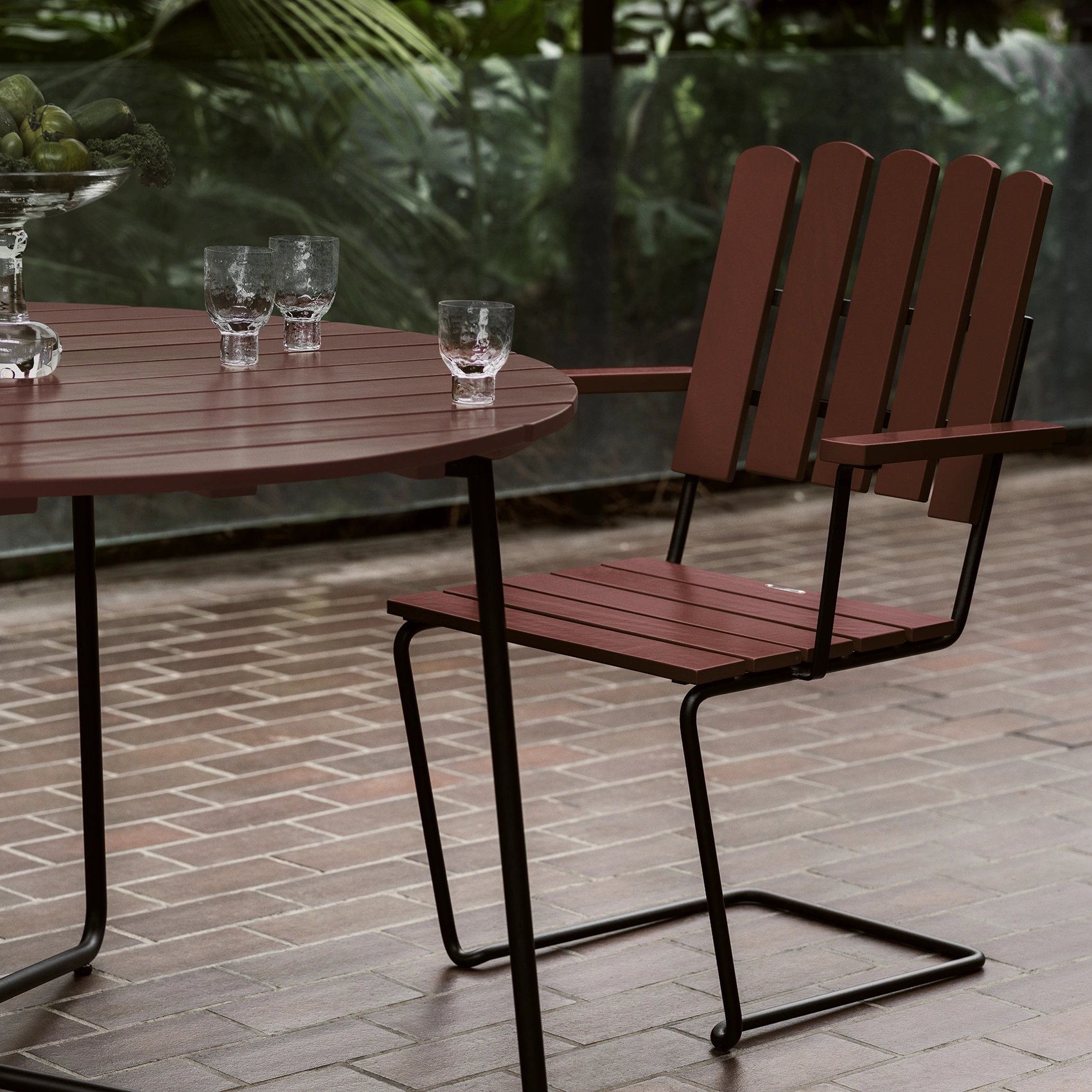 9A bord mörkröd ek / svart Ø100 cm