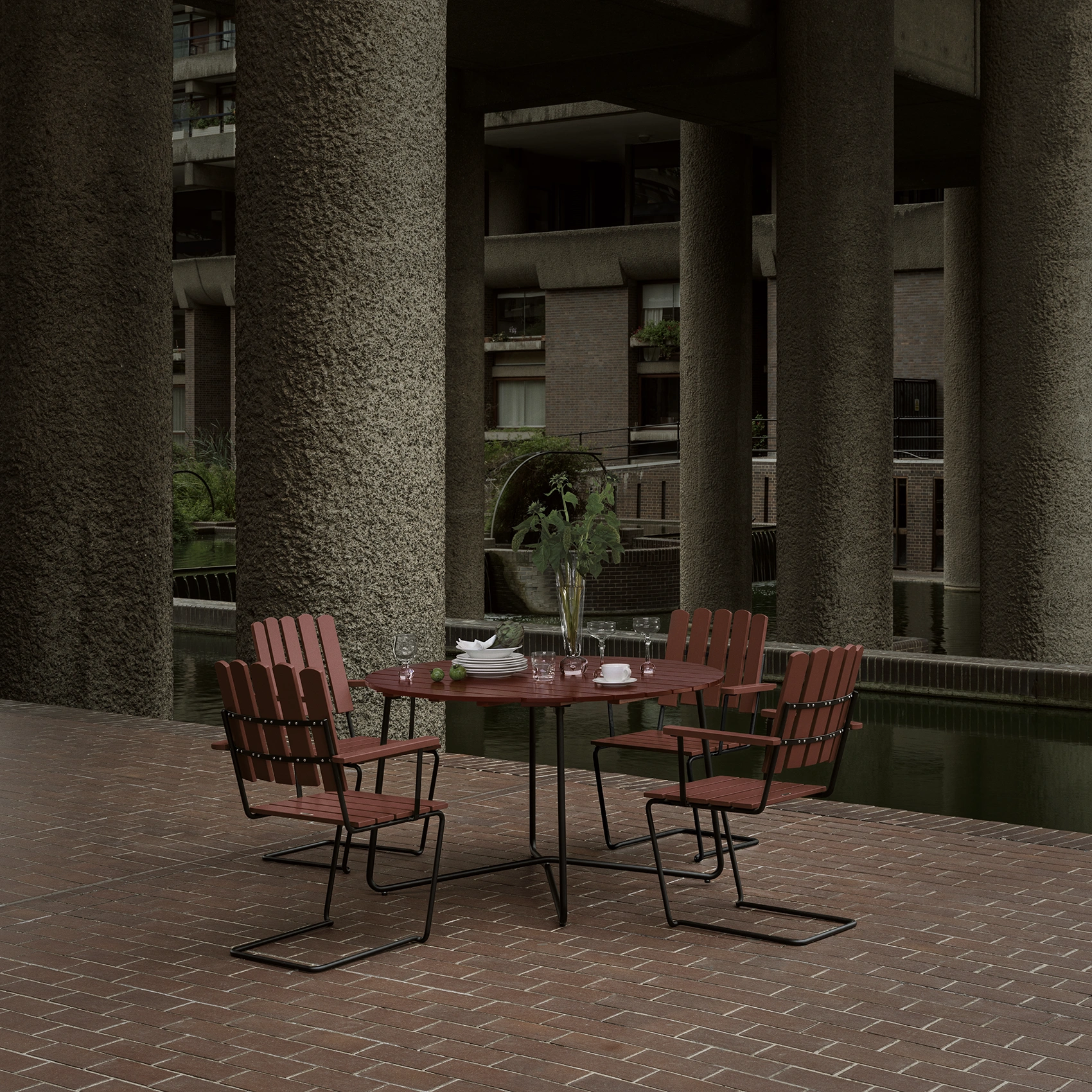 Klassikergrupp mörkröd ek / svart - 4 A2 stolar, 9A bord