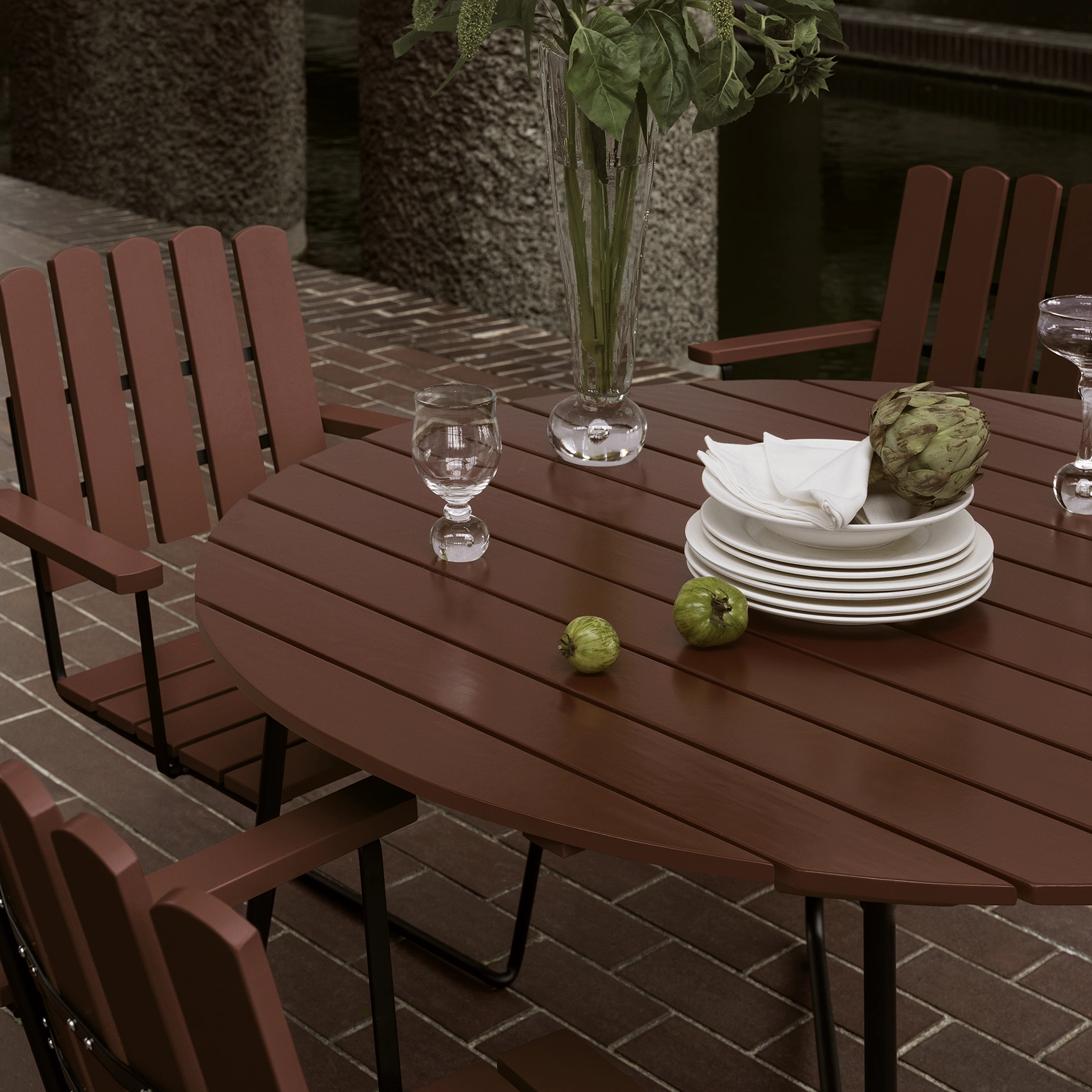 9A bord mörkröd ek / svart Ø120 cm