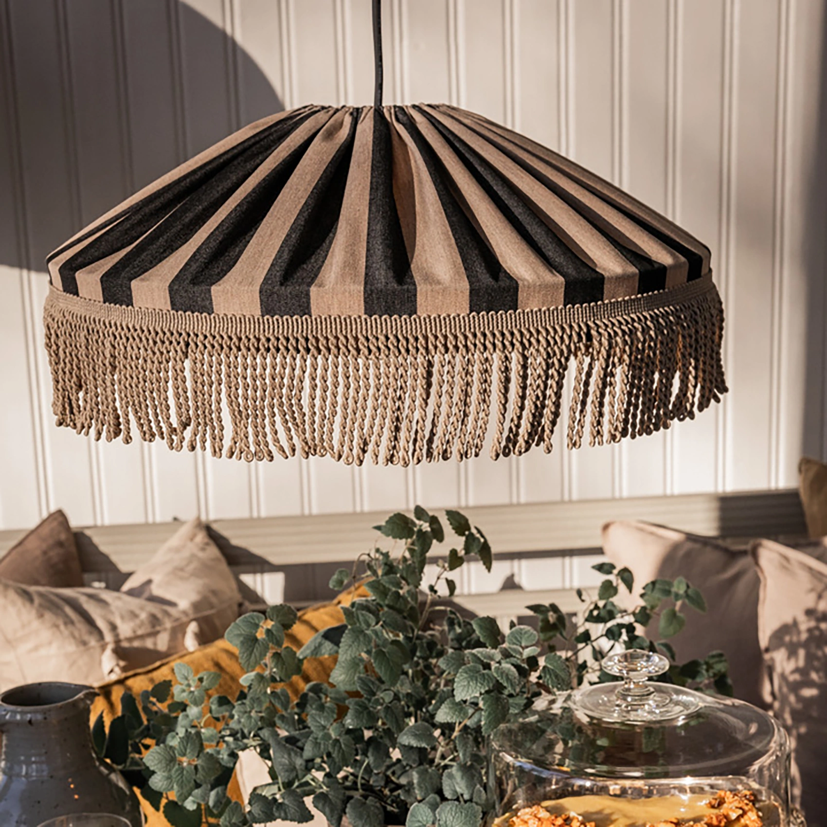 Capri taklampa med frans taupe/svart Ø50 cm