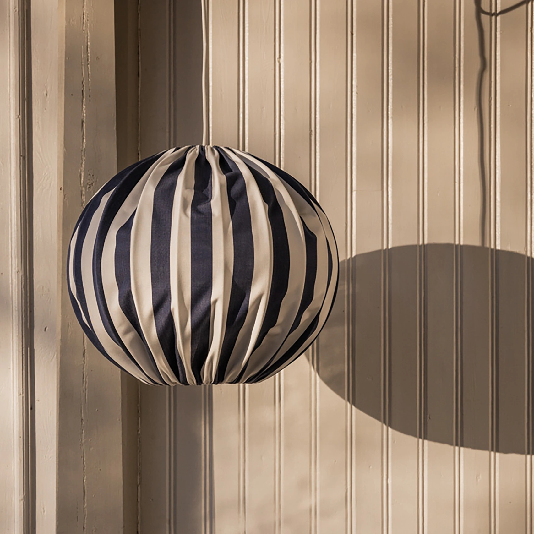 Capri taklampa randig blå/vit Ø45 cm