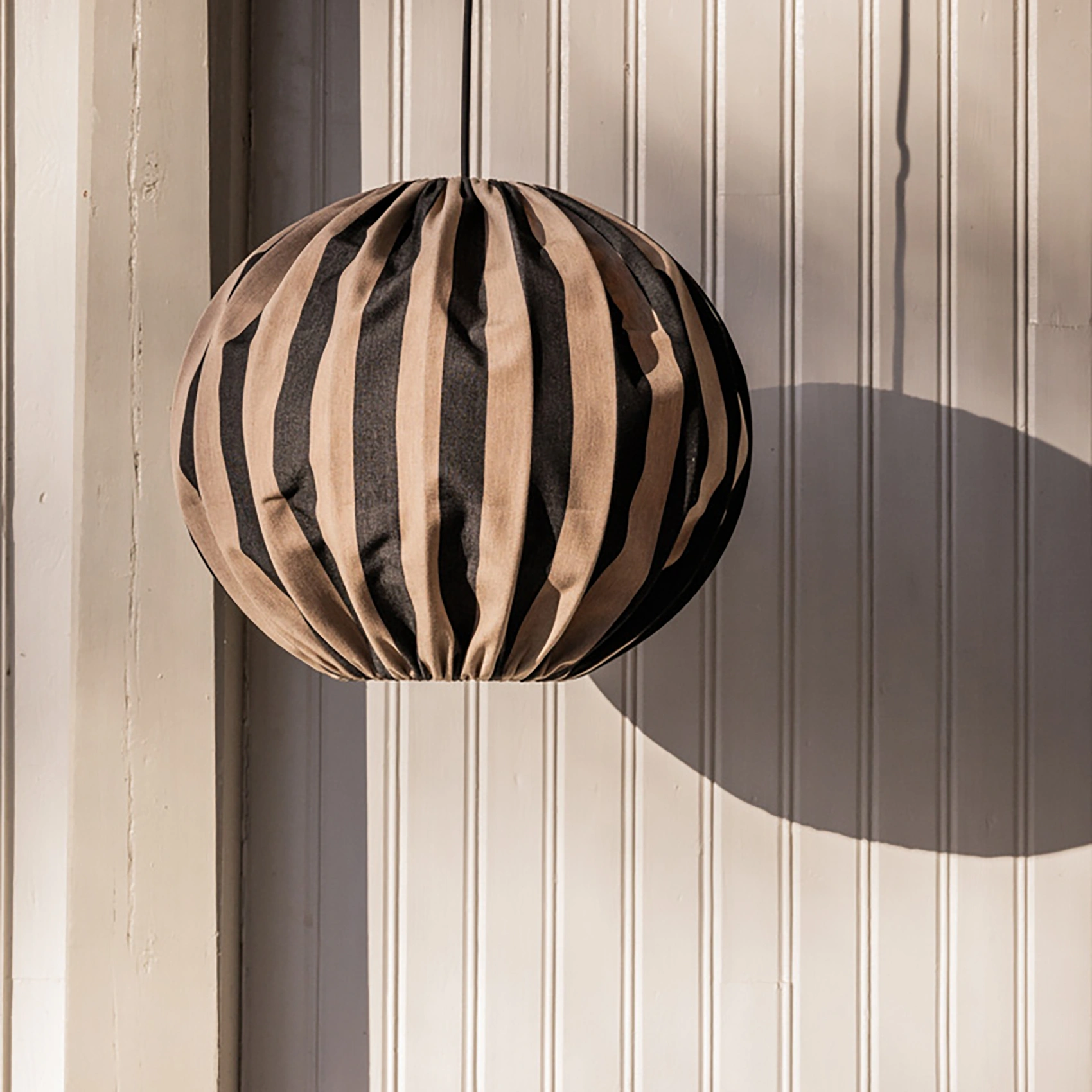 Capri taklampa randig taupe/svart Ø45 cm