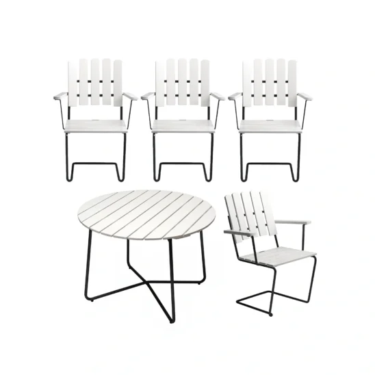 Klassikergrupp med fyra stolar i vitt med svart stativ.