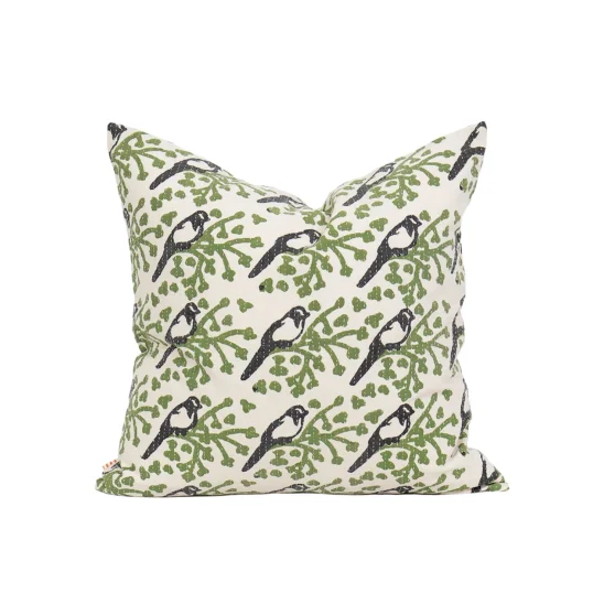 Pica Pica kuddfodral med tryck av skator på en gren.