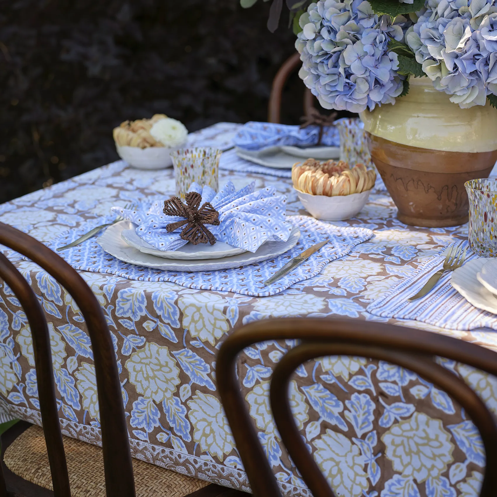 Bordsduk Eko Dahlia - brun/blå, Ø220 cm