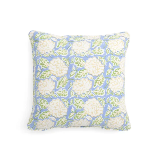 Kuddfodral Dahlia i ljusblått gult och grönt.