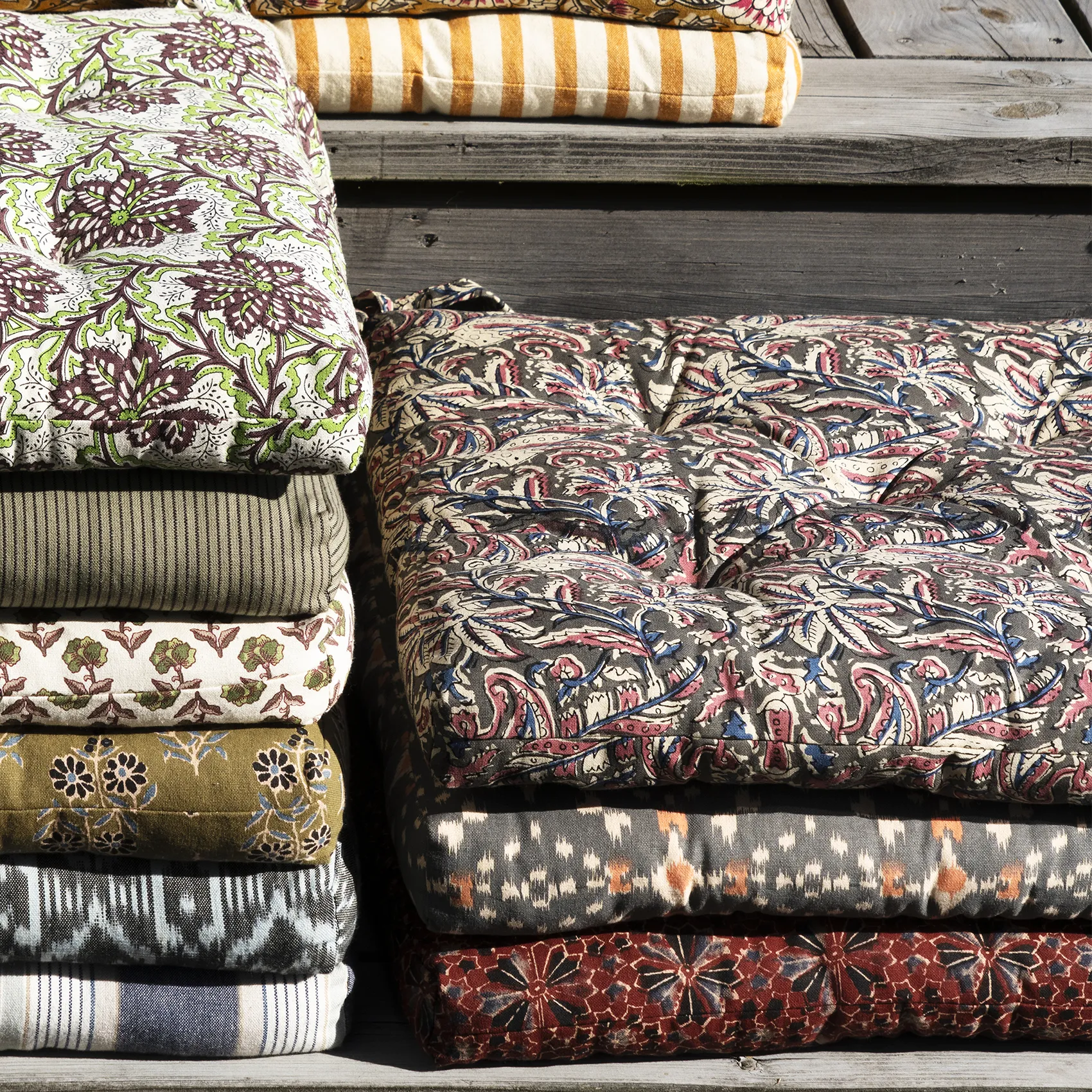 Stolsdyna med tryck - grå/hallon/sand, 45x45 cm