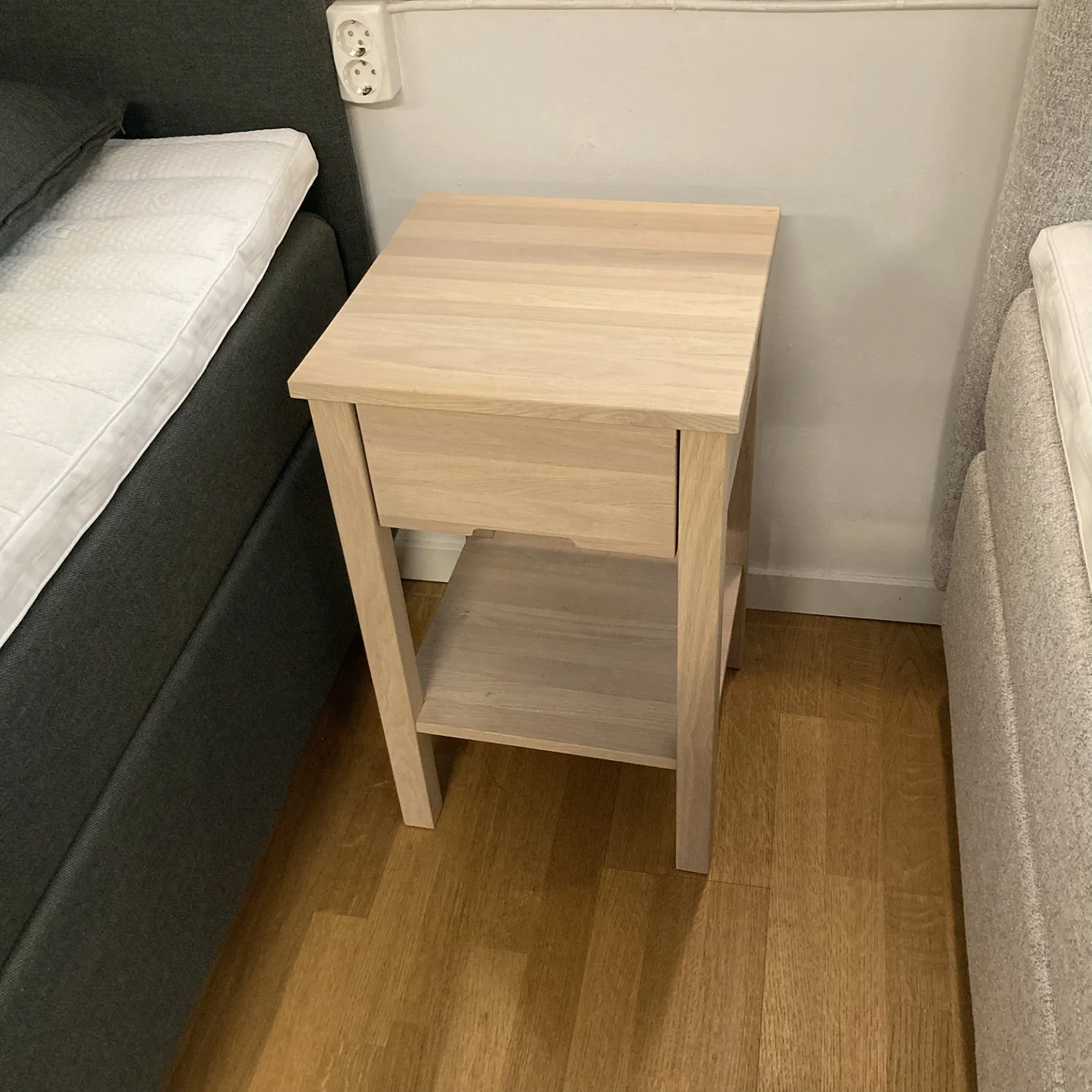 Jensen Plania sängbord i vitlaserad ek från butik