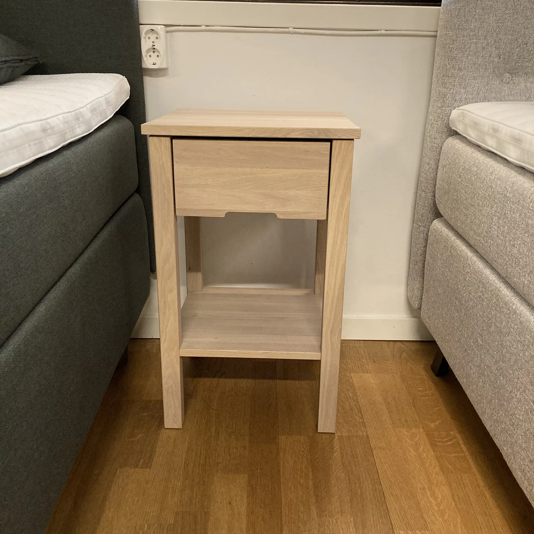 Jensen Plania sängbord vitlaserad ek