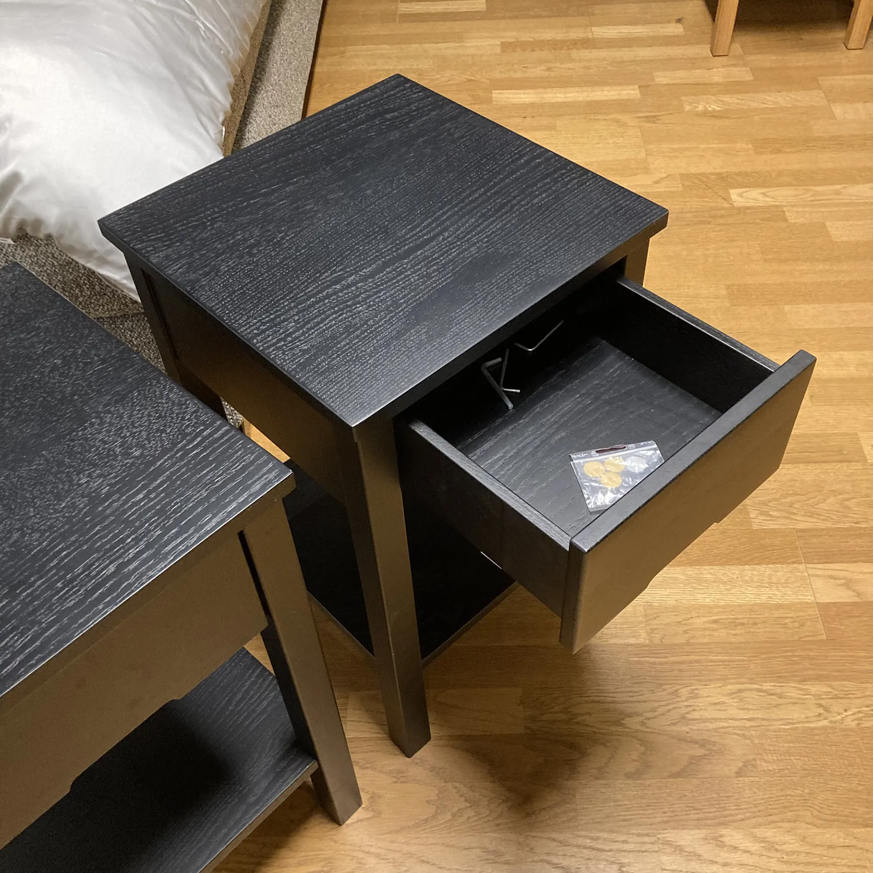 Jensen Plania sängbord i svartbetsad ek - 2-pack från butiken