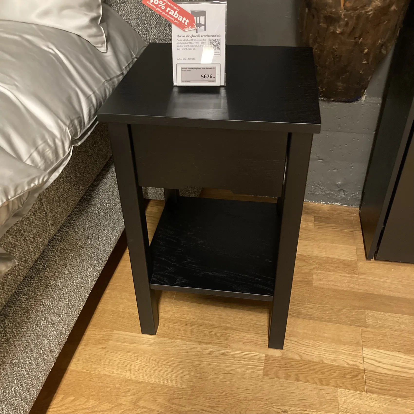 Jensen Plania sängbord i svartbetsad ek - 2-pack från butiken