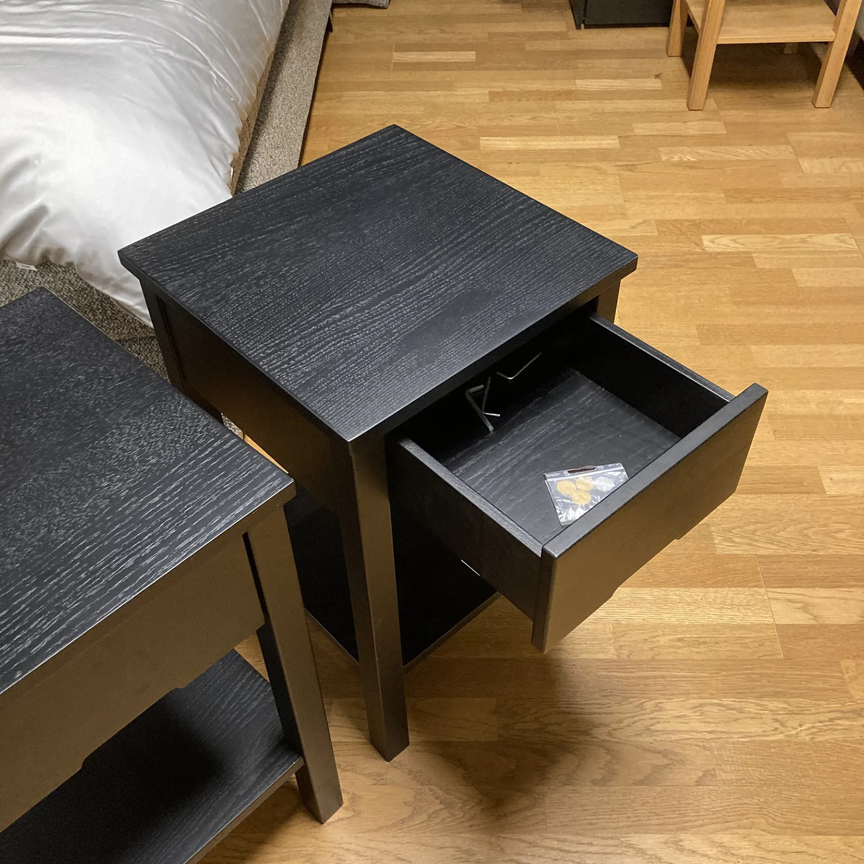 Jensen Plania sängbord i svartbetsad ek - 2-pack från butiken