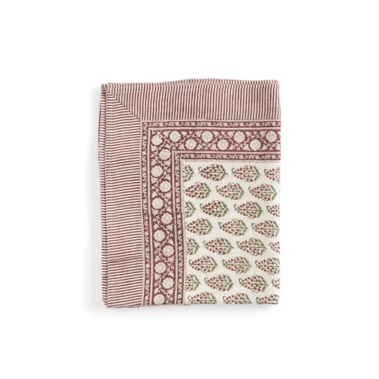 Bordsdku Persian paisley i i färgerna röd, grön och vit.