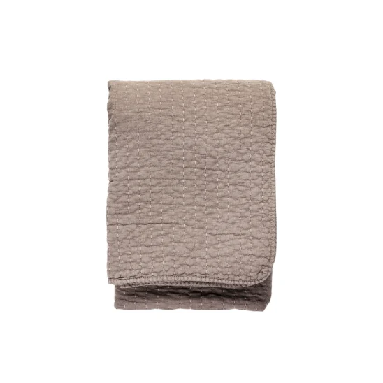 Quiltad pläd i dusty lilac.